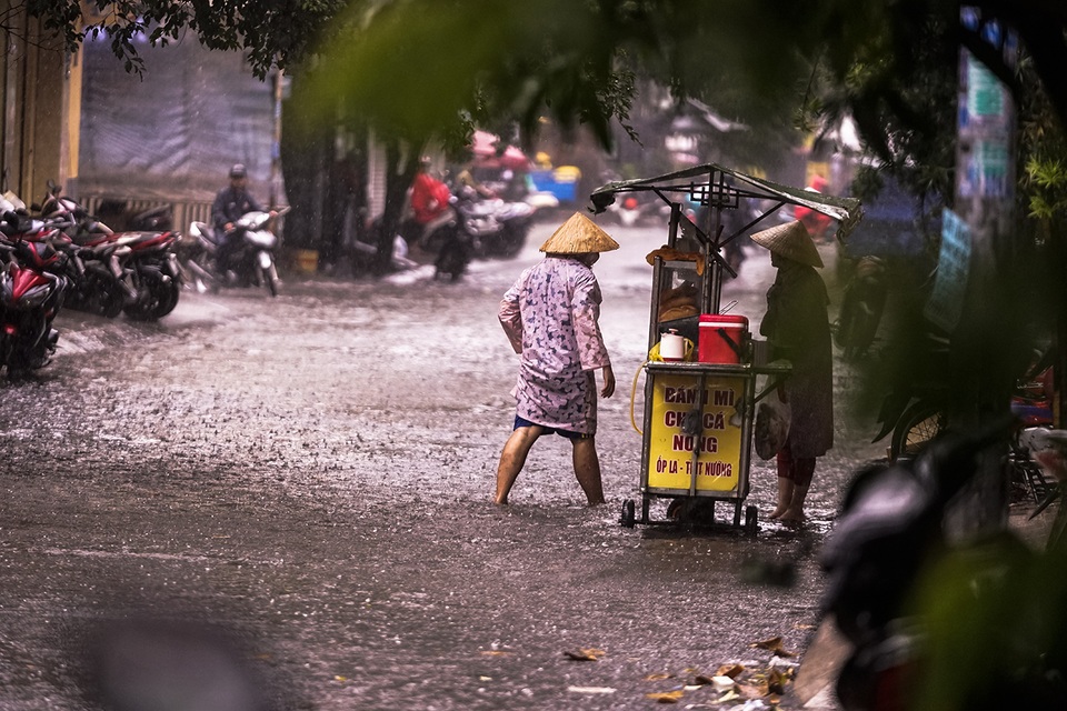 Mưa lớn, gió giật đúng giờ tan tầm, người dân chật vật tìm đường về nhà - 11