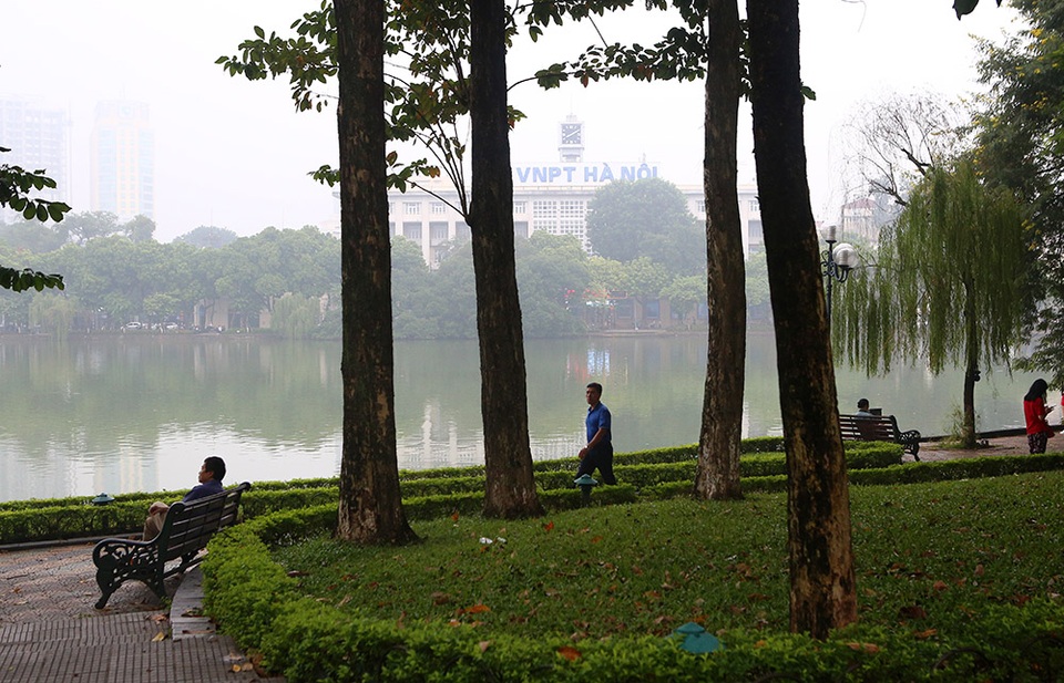 Gần trưa, Hà Nội vẫn chìm trong sương mù dày đặc - 12 Gần trưa, Hà Nội vẫn chìm trong sương mù dày đặc - 12