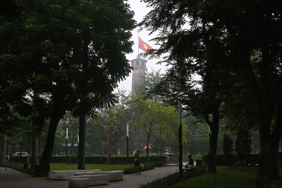 Gần trưa, Hà Nội vẫn chìm trong sương mù dày đặc - 13 Gần trưa, Hà Nội vẫn chìm trong sương mù dày đặc - 13