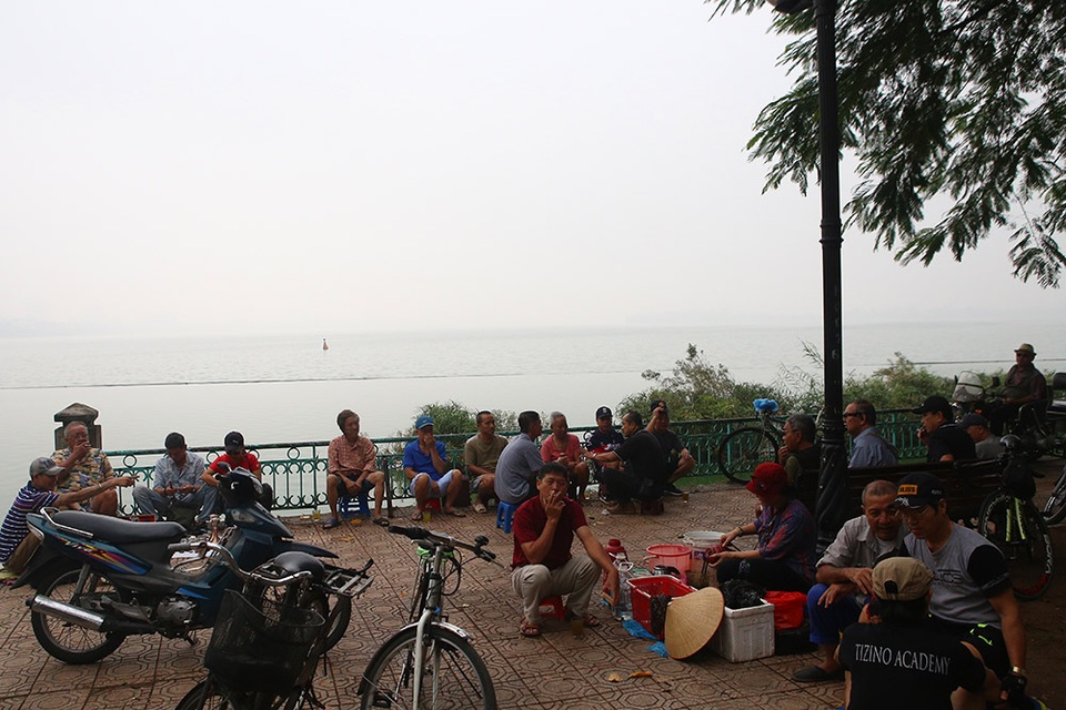 Gần trưa, Hà Nội vẫn chìm trong sương mù dày đặc - 6 Gần trưa, Hà Nội vẫn chìm trong sương mù dày đặc - 6