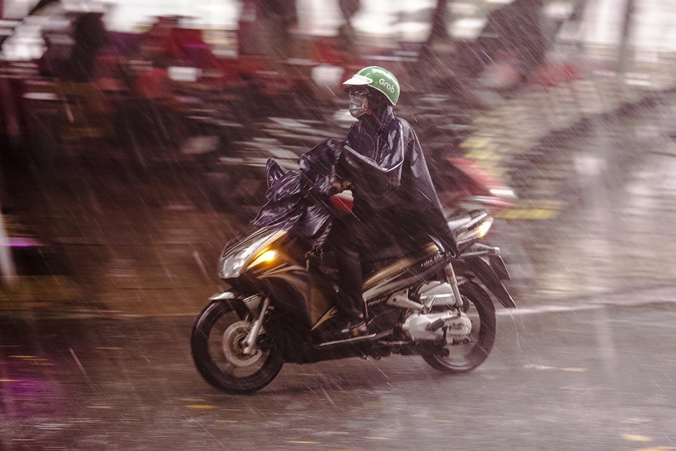 Mưa lớn, gió giật đúng giờ tan tầm, người dân chật vật tìm đường về nhà - 2