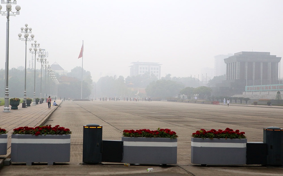 Gần trưa, Hà Nội vẫn chìm trong sương mù dày đặc - 2 Gần trưa, Hà Nội vẫn chìm trong sương mù dày đặc - 2