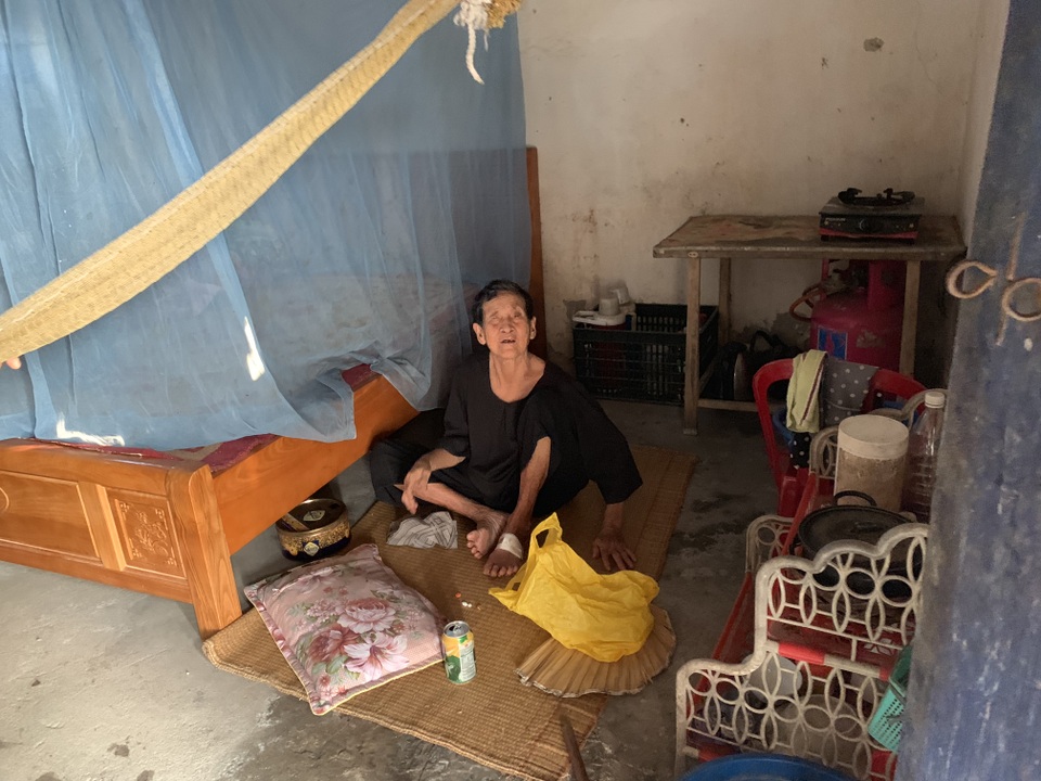 Cụ bà đơn độc có 6 chiếc chum sứt sẹo như câu chuyện lạ...! - 4 Cụ bà đơn độc có 6 chiếc chum sứt sẹo như câu chuyện lạ...! - 4