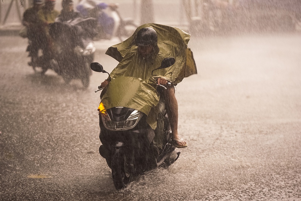 Mưa lớn, gió giật đúng giờ tan tầm, người dân chật vật tìm đường về nhà - 4