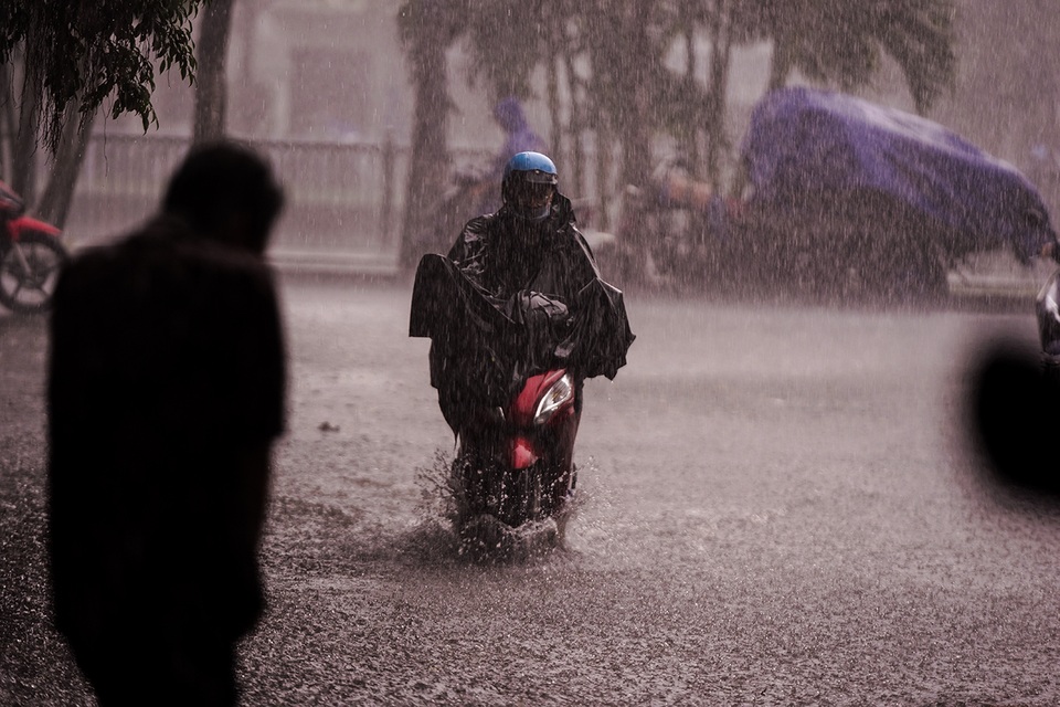 Mưa lớn, gió giật đúng giờ tan tầm, người dân chật vật tìm đường về nhà - 5