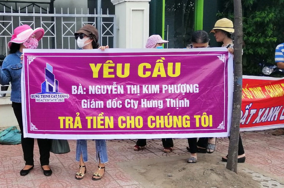 Nhà đầu tư căng băng rôn kêu cứu vì mua đất nhưng không được giao nền - 2 Nhà đầu tư căng băng rôn kêu cứu vì mua đất nhưng không được giao nền - 2