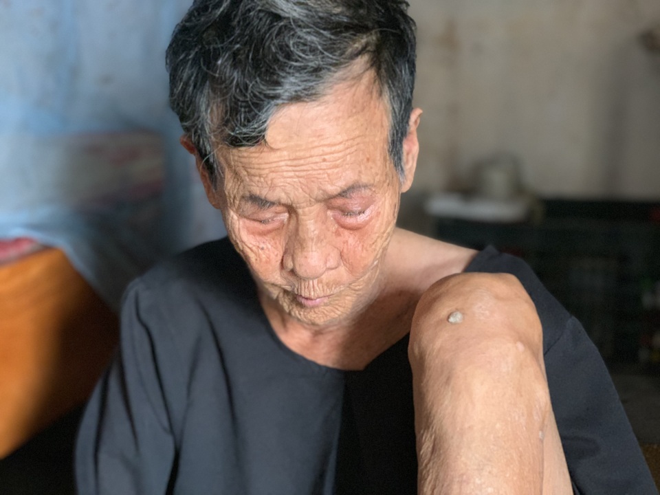 Cụ bà đơn độc có 6 chiếc chum sứt sẹo như câu chuyện lạ...! - 8 Cụ bà đơn độc có 6 chiếc chum sứt sẹo như câu chuyện lạ...! - 8
