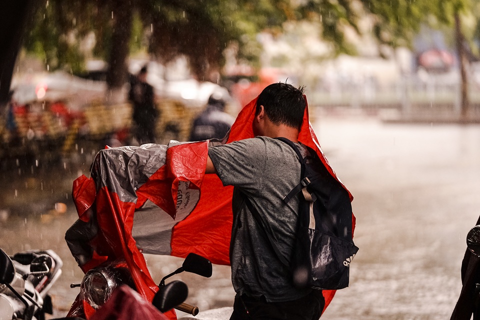 Mưa lớn, gió giật đúng giờ tan tầm, người dân chật vật tìm đường về nhà - 6