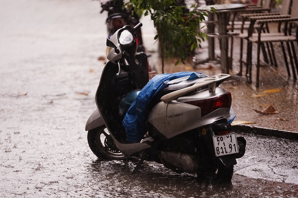 Mưa lớn, gió giật đúng giờ tan tầm, người dân chật vật tìm đường về nhà - 7