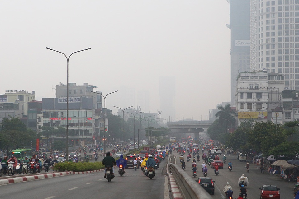 Gần trưa, Hà Nội vẫn chìm trong sương mù dày đặc - 8 Gần trưa, Hà Nội vẫn chìm trong sương mù dày đặc - 8