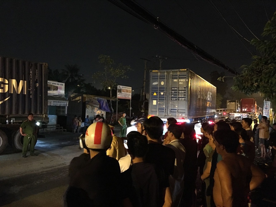 Liên tiếp va chạm với 2 xe container, người cha trẻ tử vong trên đường “tử thần” - 2 Liên tiếp va chạm với 2 xe container, người cha trẻ tử vong trên đường “tử thần” - 2