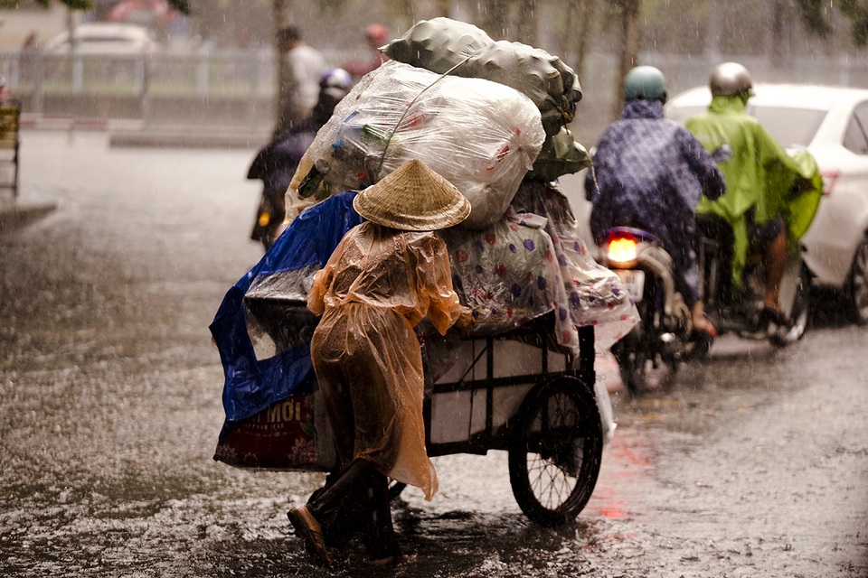 Mưa lớn, gió giật đúng giờ tan tầm, người dân chật vật tìm đường về nhà - 8