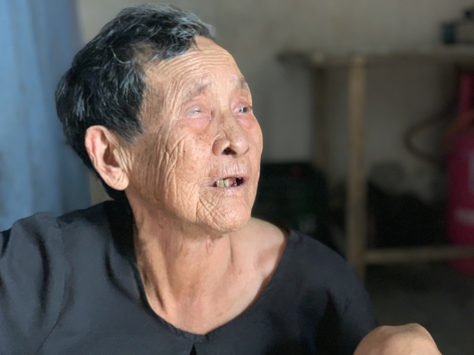 Cụ bà đơn độc có 6 chiếc chum sứt sẹo như câu chuyện lạ...! - 5 Cụ bà đơn độc có 6 chiếc chum sứt sẹo như câu chuyện lạ...! - 5