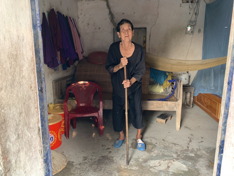 Cụ bà đơn độc có 6 chiếc chum sứt sẹo như câu chuyện lạ...! - 9 Cụ bà đơn độc có 6 chiếc chum sứt sẹo như câu chuyện lạ...! - 9