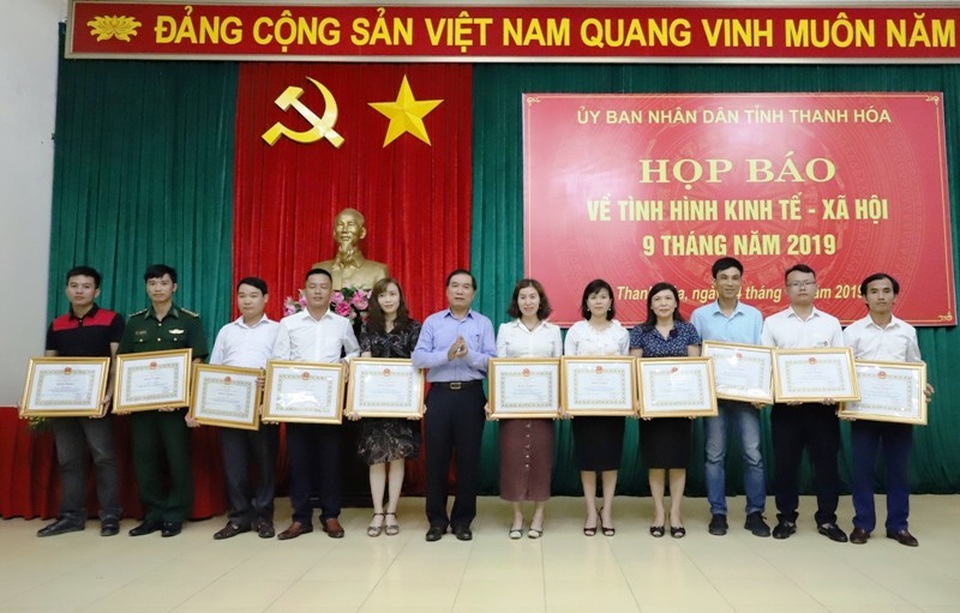 Phóng viên Dân trí nhận bằng khen của Chủ tịch UBND tỉnh Thanh Hoá - 1 Phóng viên Dân trí nhận bằng khen của Chủ tịch UBND tỉnh Thanh Hoá - 1