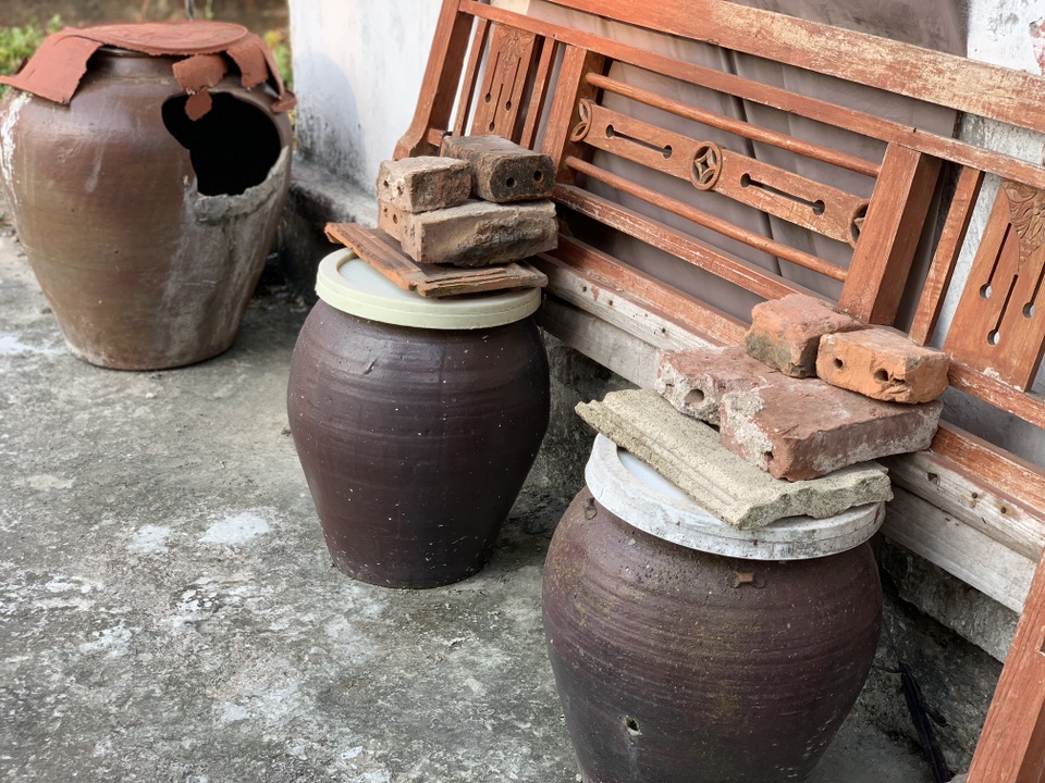 Cụ bà đơn độc có 6 chiếc chum sứt sẹo như câu chuyện lạ...! - 3 Cụ bà đơn độc có 6 chiếc chum sứt sẹo như câu chuyện lạ...! - 3