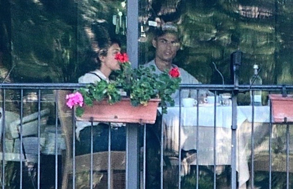 C.Ronaldo lộ ảnh hẹn hò ngọt ngào cùng cô bạn gái xinh đẹp - 1