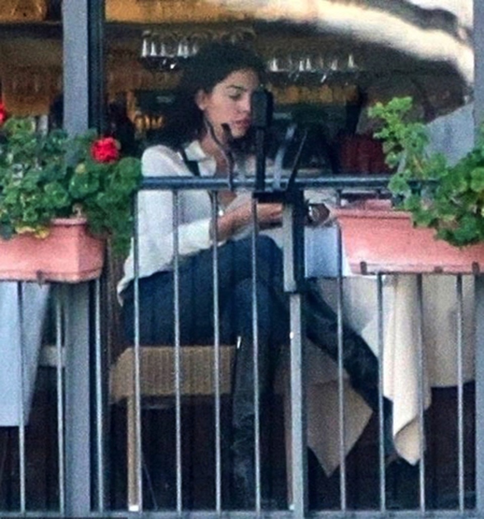 C.Ronaldo lộ ảnh hẹn hò ngọt ngào cùng cô bạn gái xinh đẹp - 2