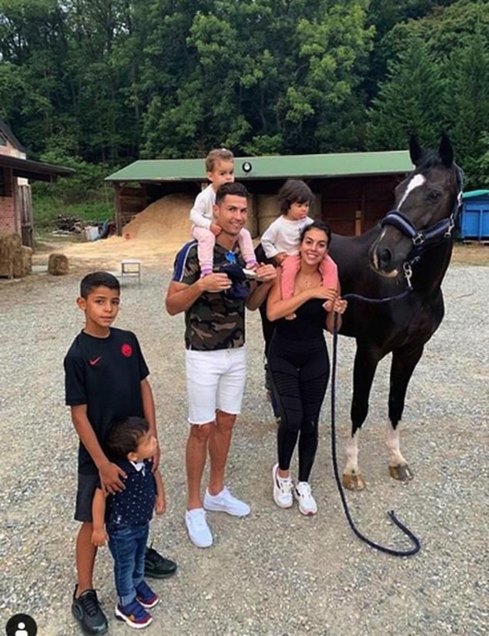 C.Ronaldo lộ ảnh hẹn hò ngọt ngào cùng cô bạn gái xinh đẹp - 4