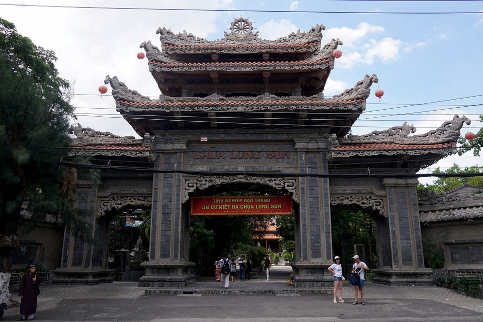 Chùa Long Sơn.jpg Chùa Long Sơn.jpg