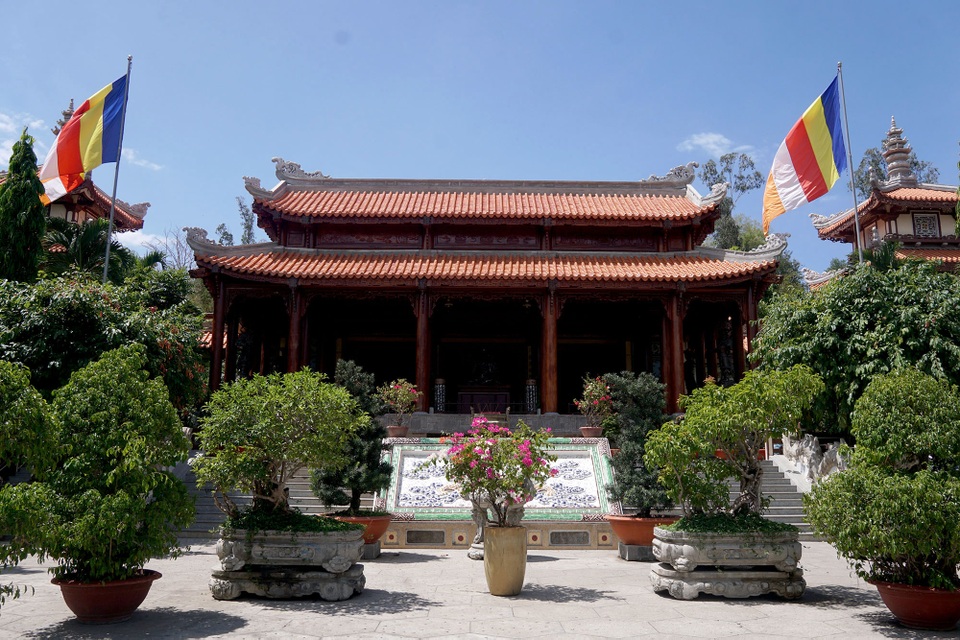 Chùa Long Sơn.jpg Chùa Long Sơn.jpg