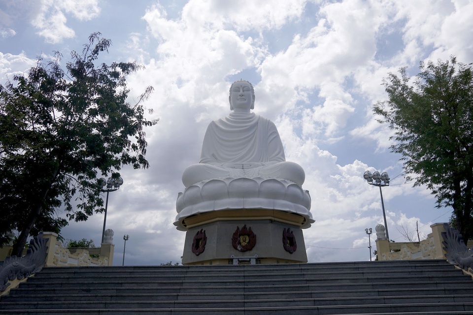 Chùa Long Sơn.jpg Chùa Long Sơn.jpg