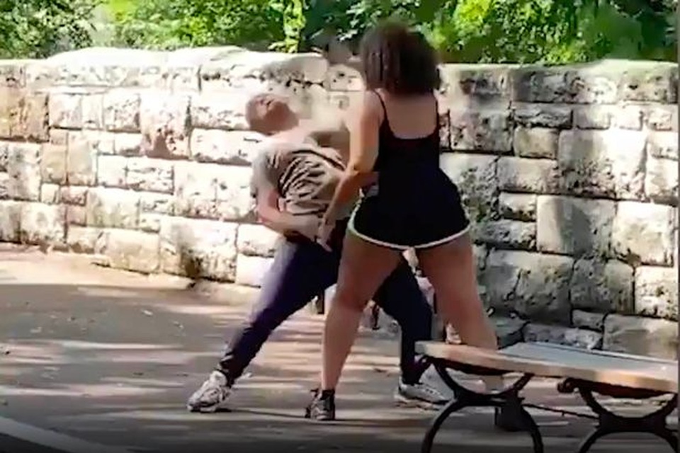 Cô gái vật bạn trai giữa đường, quyết mở khóa điện thoại xem có gì bên trong - 1 Cô gái vật bạn trai giữa đường, quyết mở khóa điện thoại xem có gì bên trong - 1