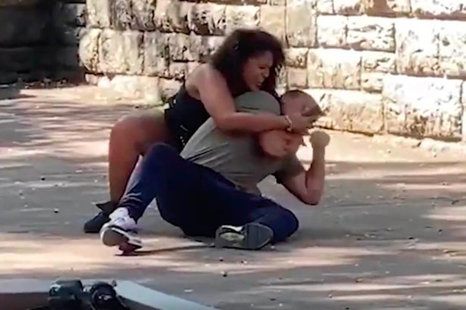 Cô gái vật bạn trai giữa đường, quyết mở khóa điện thoại xem có gì bên trong - 2 Cô gái vật bạn trai giữa đường, quyết mở khóa điện thoại xem có gì bên trong - 2