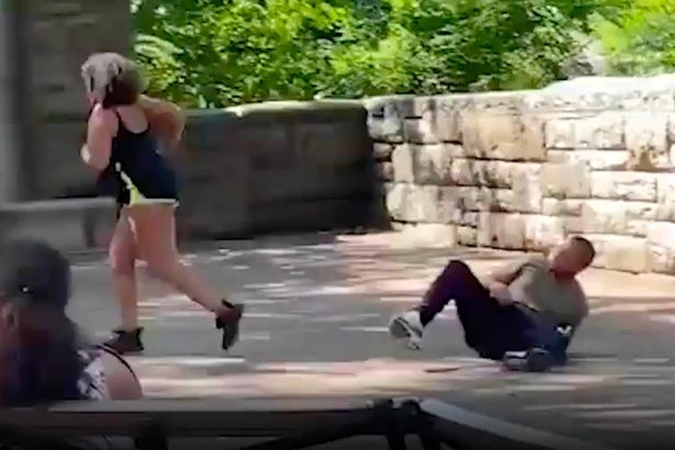 Cô gái vật bạn trai giữa đường, quyết mở khóa điện thoại xem có gì bên trong - 3 Cô gái vật bạn trai giữa đường, quyết mở khóa điện thoại xem có gì bên trong - 3