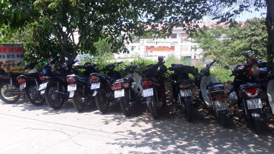 Quảng Ngãi: Học sinh vô tư sử dụng xe máy đến trường - 1 Quảng Ngãi: Học sinh vô tư sử dụng xe máy đến trường - 1