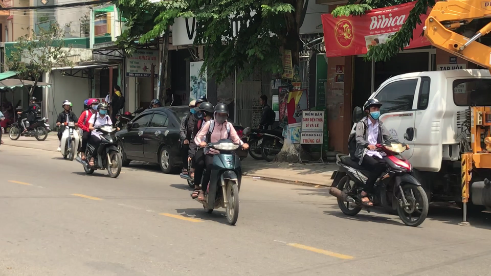 Quảng Ngãi: Học sinh vô tư sử dụng xe máy đến trường - 3 Quảng Ngãi: Học sinh vô tư sử dụng xe máy đến trường - 3