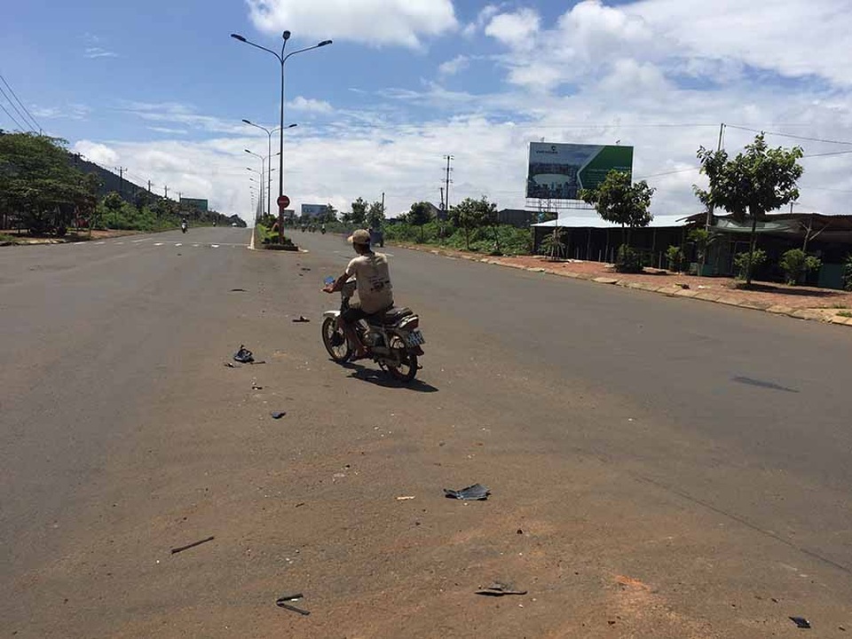 Va chạm xe máy trong đêm, 4 người thương vong - 1