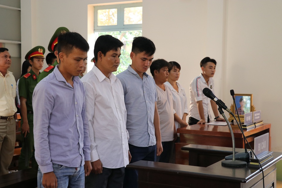Tạm dừng phiên xử 3 quản giáo đánh phạm nhân tử vong - 2 Tạm dừng phiên xử 3 quản giáo đánh phạm nhân tử vong - 2