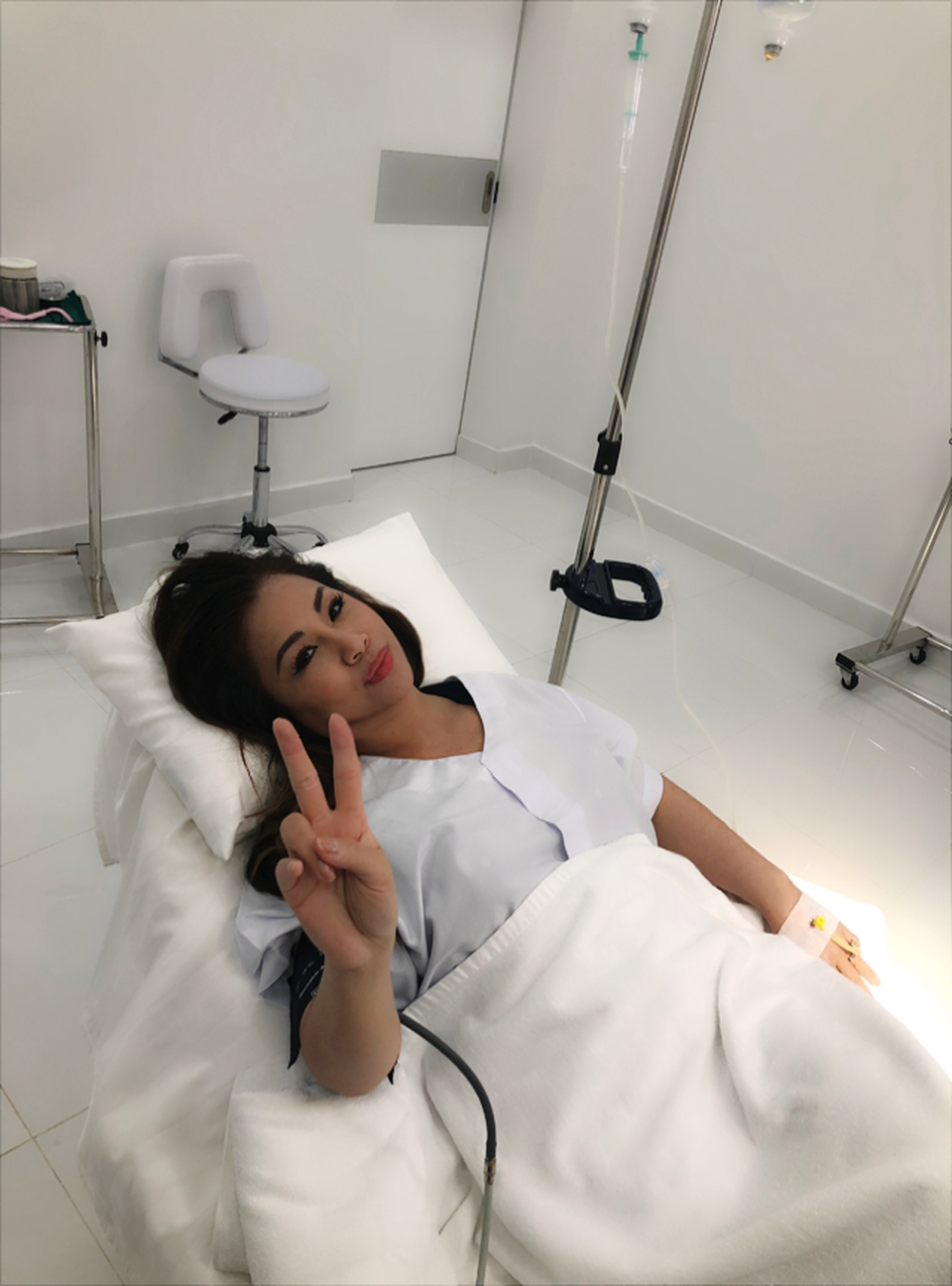 Minh Tuyết bị ngất xỉu, phải cấp cứu vì kiệt sức và mất ngủ - 2 Minh Tuyết bị ngất xỉu, phải cấp cứu vì kiệt sức và mất ngủ - 2