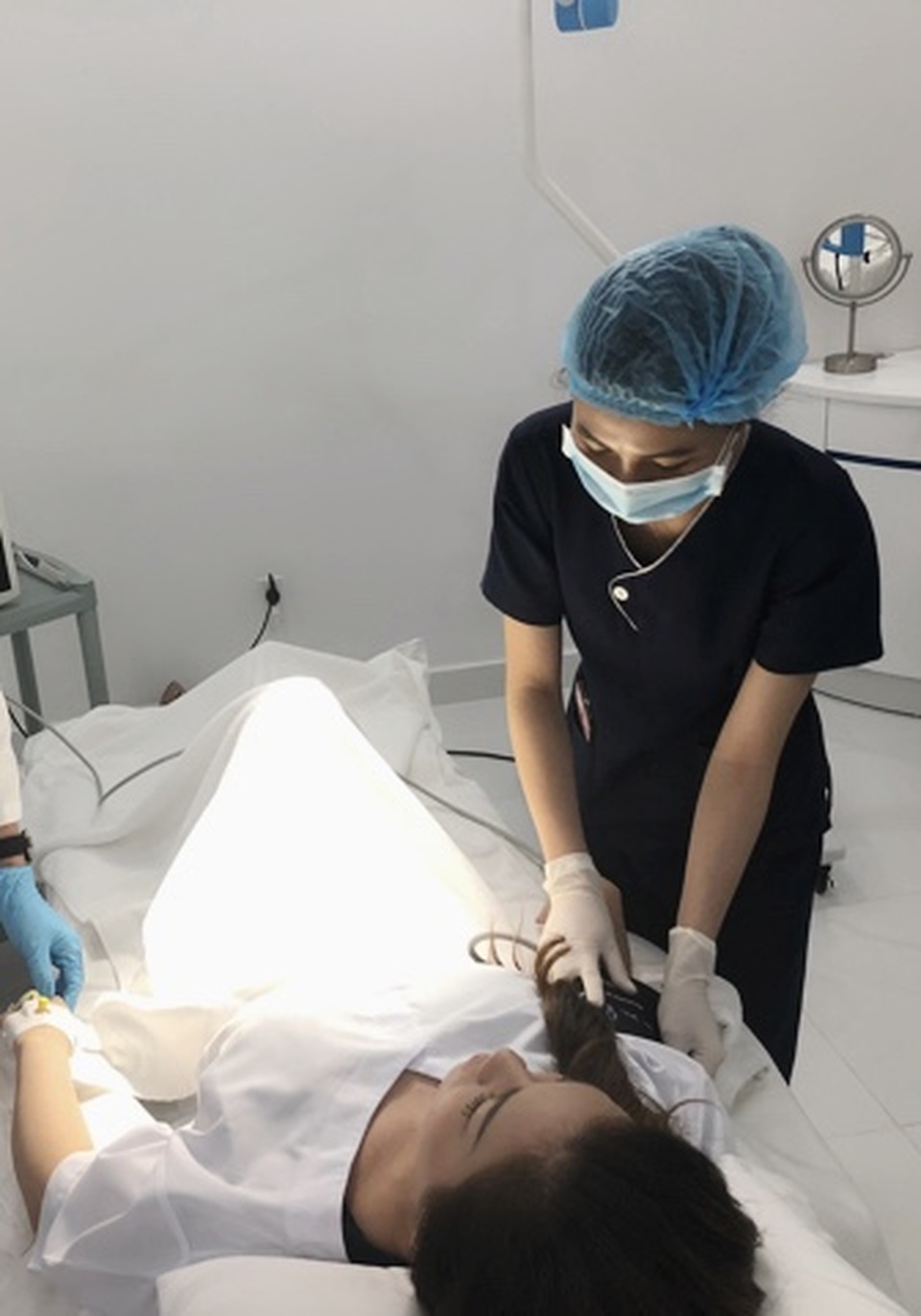 Minh Tuyết bị ngất xỉu, phải cấp cứu vì kiệt sức và mất ngủ - 1 Minh Tuyết bị ngất xỉu, phải cấp cứu vì kiệt sức và mất ngủ - 1