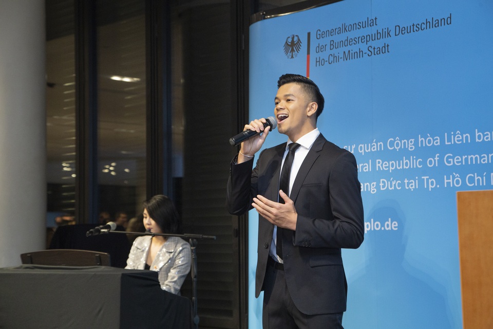 Trọng Hiếu lịch lãm khi trình diễn quốc ca Việt Nam và Đức - 2 Trọng Hiếu lịch lãm khi trình diễn quốc ca Việt Nam và Đức - 2