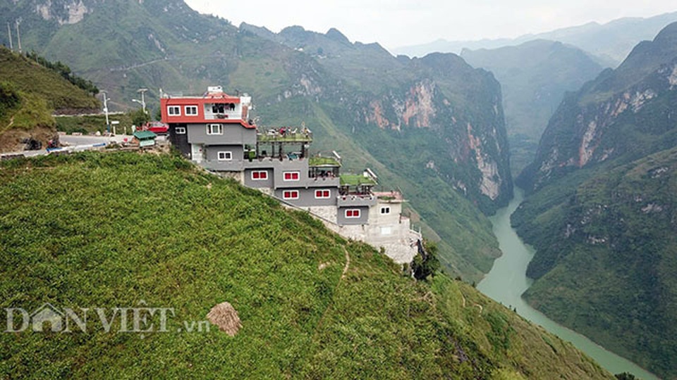 Hà Giang lập đoàn kiểm tra công trình 7 tầng đồ sộ mọc trên đèo Mã Pí Lèng - 1 Hà Giang lập đoàn kiểm tra công trình 7 tầng đồ sộ mọc trên đèo Mã Pí Lèng - 1