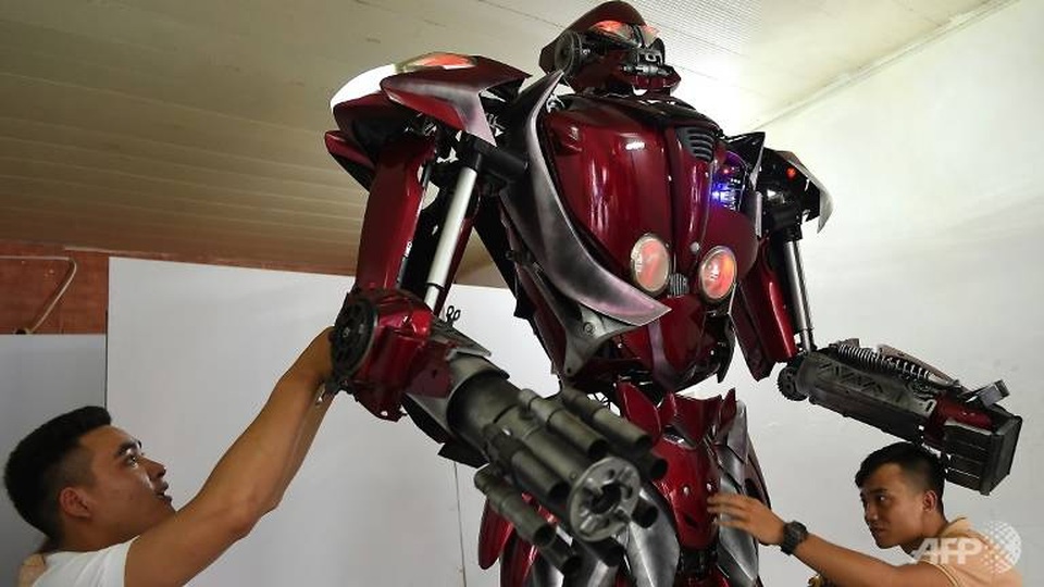 Báo nước ngoài viết về nhóm kỹ sư trẻ Việt Nam làm robot từ phế liệu - 1 Báo nước ngoài viết về nhóm kỹ sư trẻ Việt Nam làm robot từ phế liệu - 1