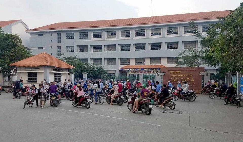 Nghi vấn bảo vệ dâm ô nữ sinh lớp 8 trong nhà vệ sinh - 1 Nghi vấn bảo vệ dâm ô nữ sinh lớp 8 trong nhà vệ sinh - 1