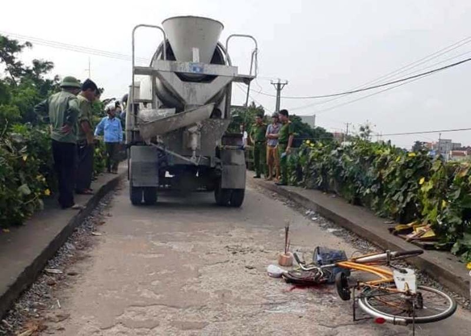 Bà chở cháu sang đường, cả 2 bị ô tô đâm tử vong - 2 Bà chở cháu sang đường, cả 2 bị ô tô đâm tử vong - 2
