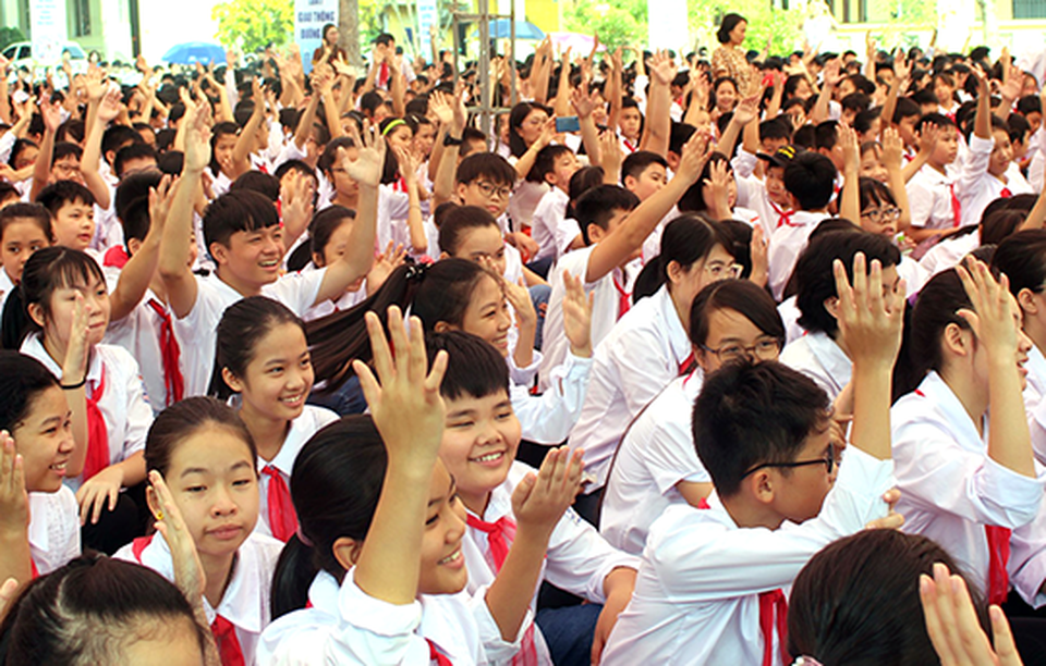 Tặng 1.000 mũ bảo hiểm, tăng cường triển khai giáo dục an toàn giao thông - 2 Tặng 1.000 mũ bảo hiểm, tăng cường triển khai giáo dục an toàn giao thông - 2