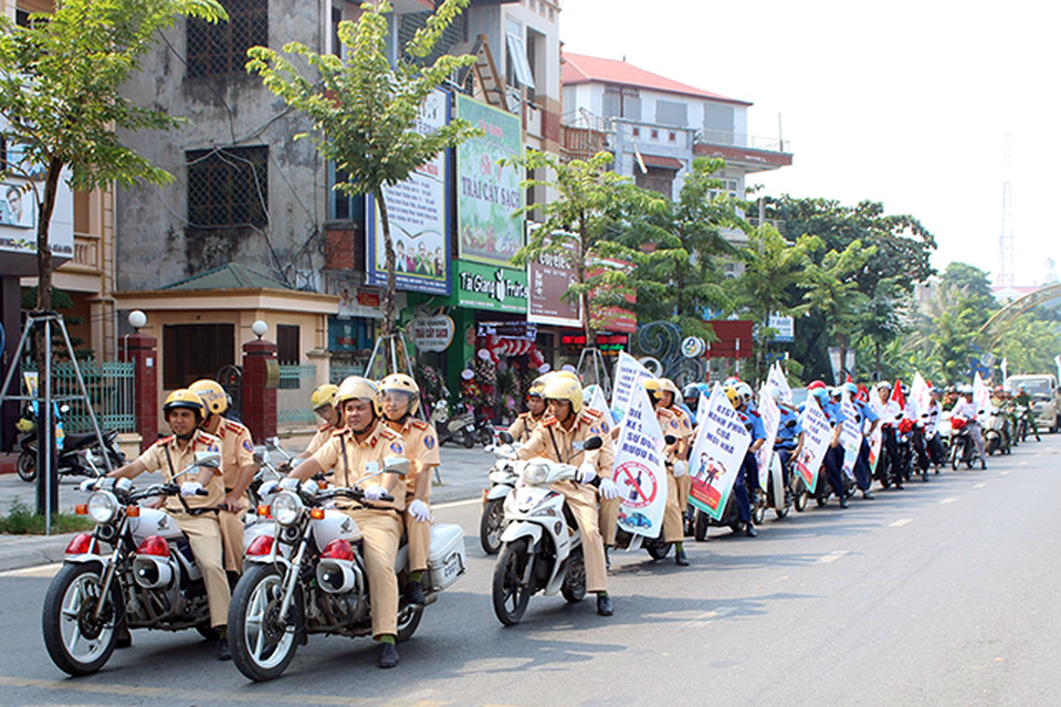 Tặng 1.000 mũ bảo hiểm, tăng cường triển khai giáo dục an toàn giao thông - 3 Tặng 1.000 mũ bảo hiểm, tăng cường triển khai giáo dục an toàn giao thông - 3