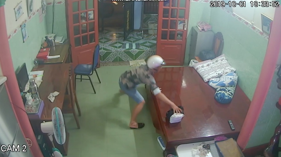 Thanh niên trộm túi xách chứa tài sản hơn 1 tỷ đồng trong 3 giây - 1