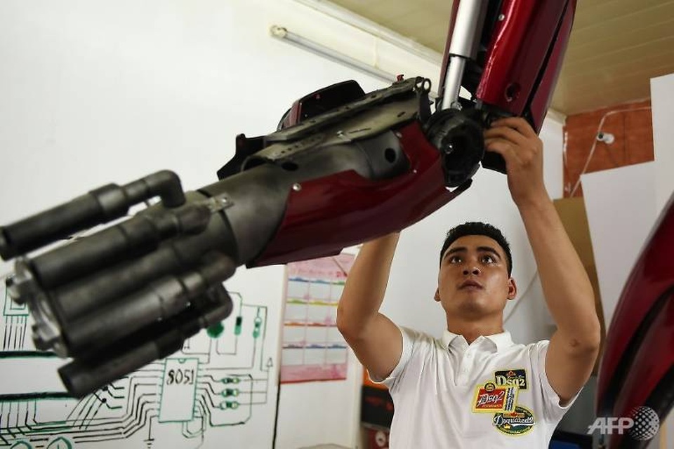 Báo nước ngoài viết về nhóm kỹ sư trẻ Việt Nam làm robot từ phế liệu - 2 Báo nước ngoài viết về nhóm kỹ sư trẻ Việt Nam làm robot từ phế liệu - 2