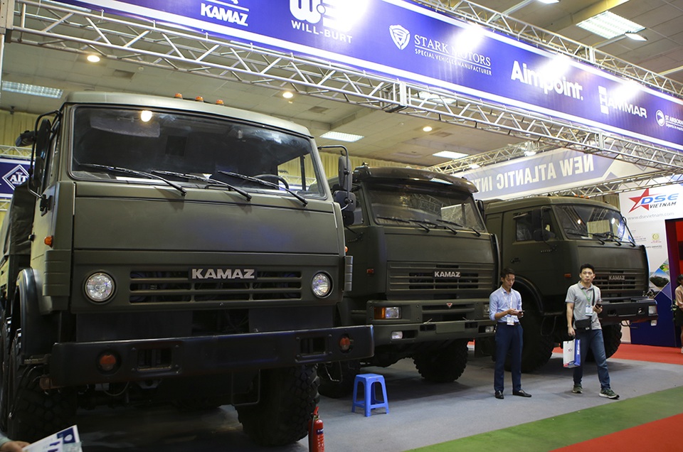 Tận mắt mẫu xe chuyên chở thiết giáp, tên lửa hiện đại hàng đầu ở Hà Nội - 1