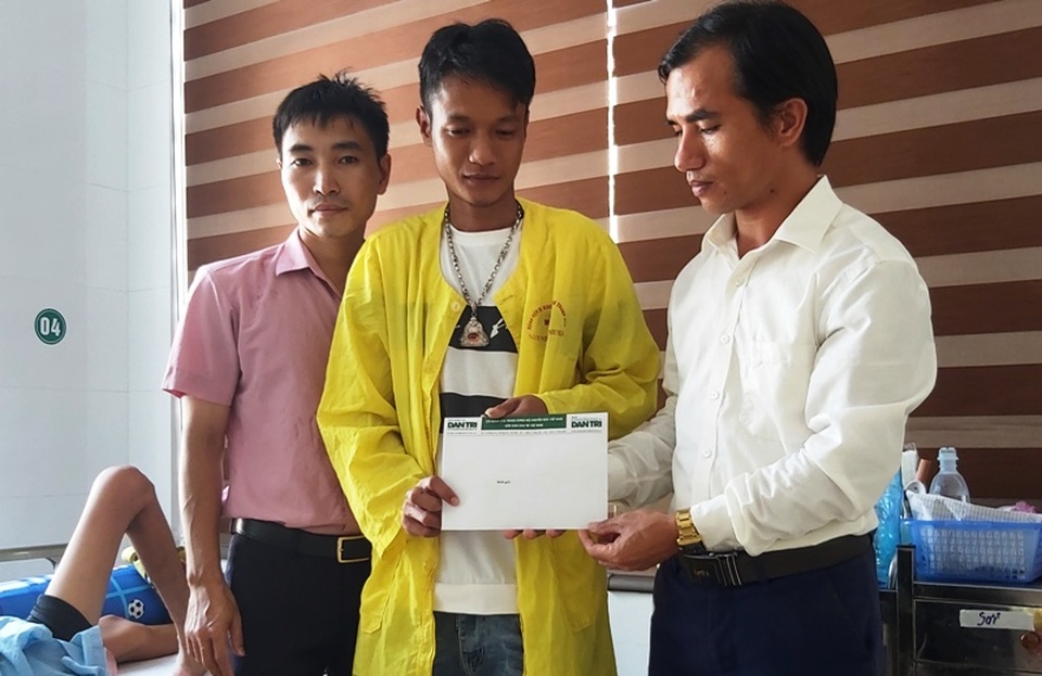 Bạn đọc Dân trí tiếp tục giúp đỡ hoàn cảnh người em chăm anh bệnh tật - 1 Bạn đọc Dân trí tiếp tục giúp đỡ hoàn cảnh người em chăm anh bệnh tật - 1