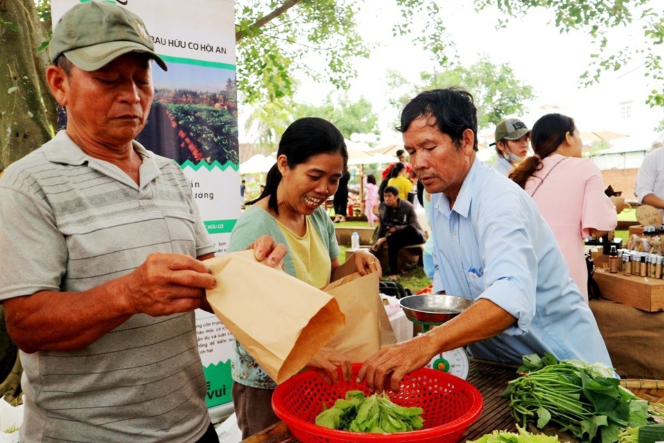 Phụ nữ Quảng Nam xách giỏ đi chợ, nói không với rác thải nhựa Phụ nữ Quảng Nam xách giỏ đi chợ, nói không với rác thải nhựa