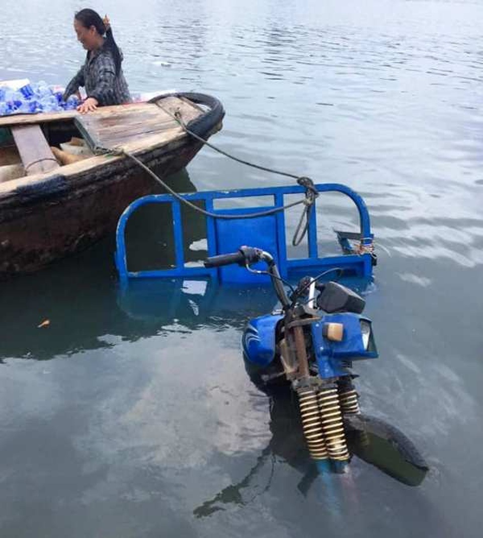 Để mặc xe ba gác lao sông, người đàn ông cứu sống 3 cháu nhỏ đuối nước - 2 Để mặc xe ba gác lao sông, người đàn ông cứu sống 3 cháu nhỏ đuối nước - 2