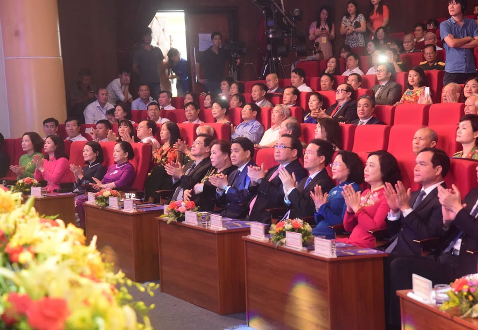 Trao danh hiệu “Công dân Thủ đô ưu tú” cho anh hùng từng nhờ đồng đội chặt hộ cánh tay bị địch bắn gãy nát - 1 Trao danh hiệu “Công dân Thủ đô ưu tú” cho anh hùng từng nhờ đồng đội chặt hộ cánh tay bị địch bắn gãy nát - 1