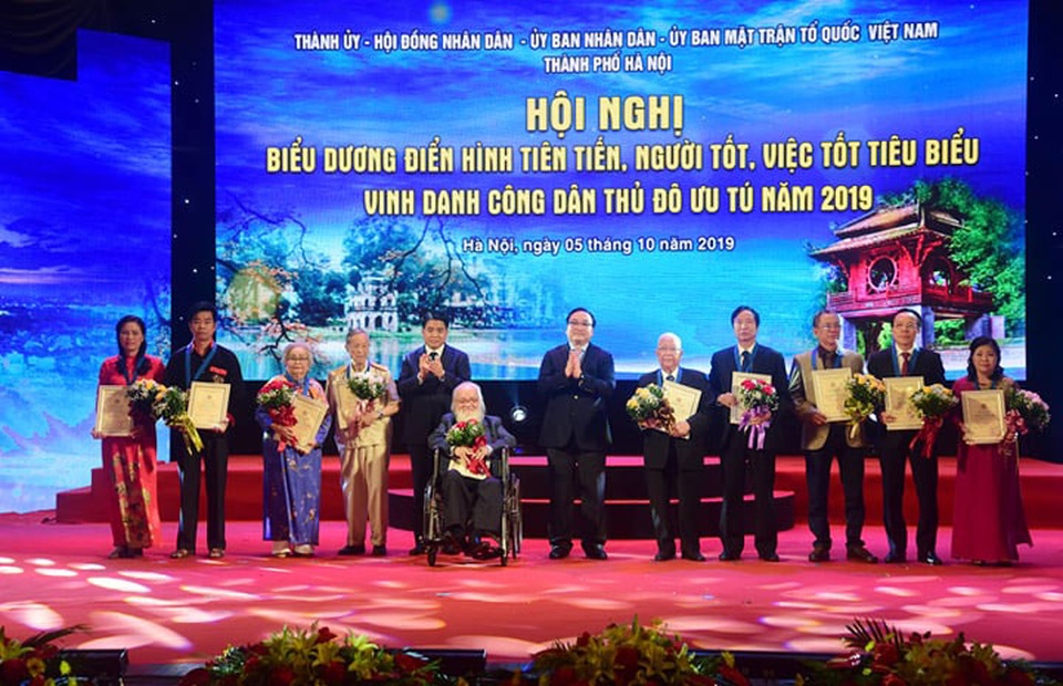 Trao danh hiệu “Công dân Thủ đô ưu tú” cho anh hùng từng nhờ đồng đội chặt hộ cánh tay bị địch bắn gãy nát - 2 Trao danh hiệu “Công dân Thủ đô ưu tú” cho anh hùng từng nhờ đồng đội chặt hộ cánh tay bị địch bắn gãy nát - 2